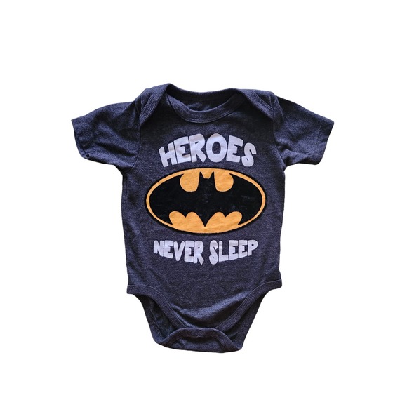 Batman Heroes Never Sleep Bodysuit Boys 6/9M Charcoal Gray Graphic Logo DC Comic - Picture 1 of 6